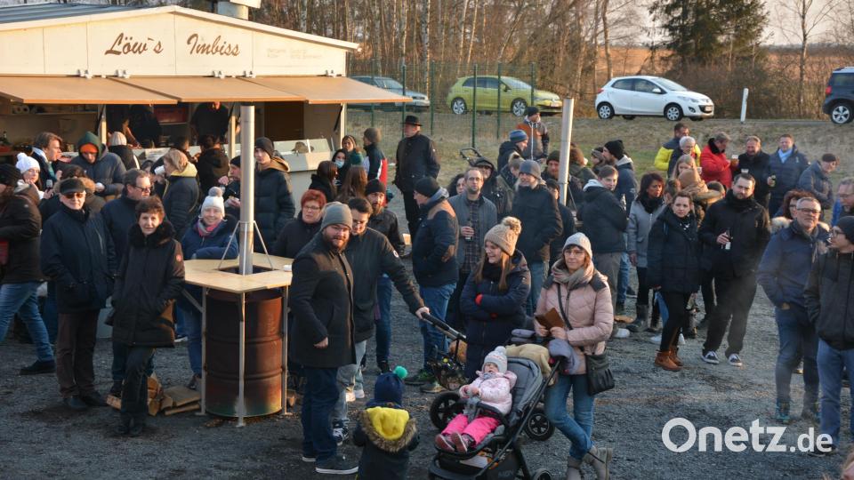 Schon am Nachmittag strömten zahlreiche Besucher zum Benefizkonzert auf den Parkplatz vor dem Sportheim des ATS Mitterteich. Bild: jr