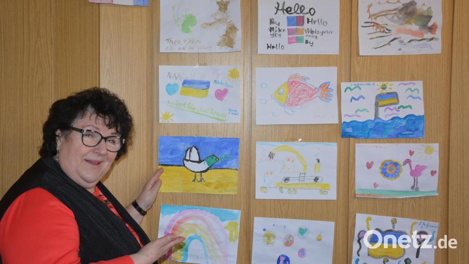 Monika Ohle betreute vor Ort Kinder beim Malen. Viele der Bilder hatten einen Bezug zum Krieg. Bild: jr