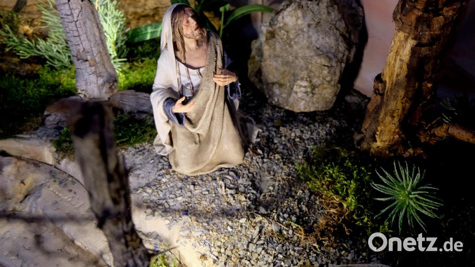 Die Todesangst Jesus am Ölberg ist eine Szene, die nun nach der Erweiterung der Jahreskrippe in der Pfarrkirche St. Johannes der Täufer in Floß bestaunt werden kann. Bild: le