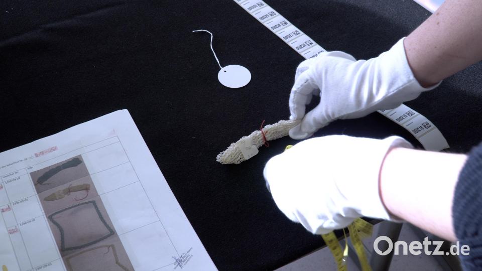 Vor der Digitalisierung steht die Erfassung eines jeden Teils: Eine Sisyphusarbeit von Maria Hanauer mit weißen Handschuhen. Bild: eib/Stefan Sperl
