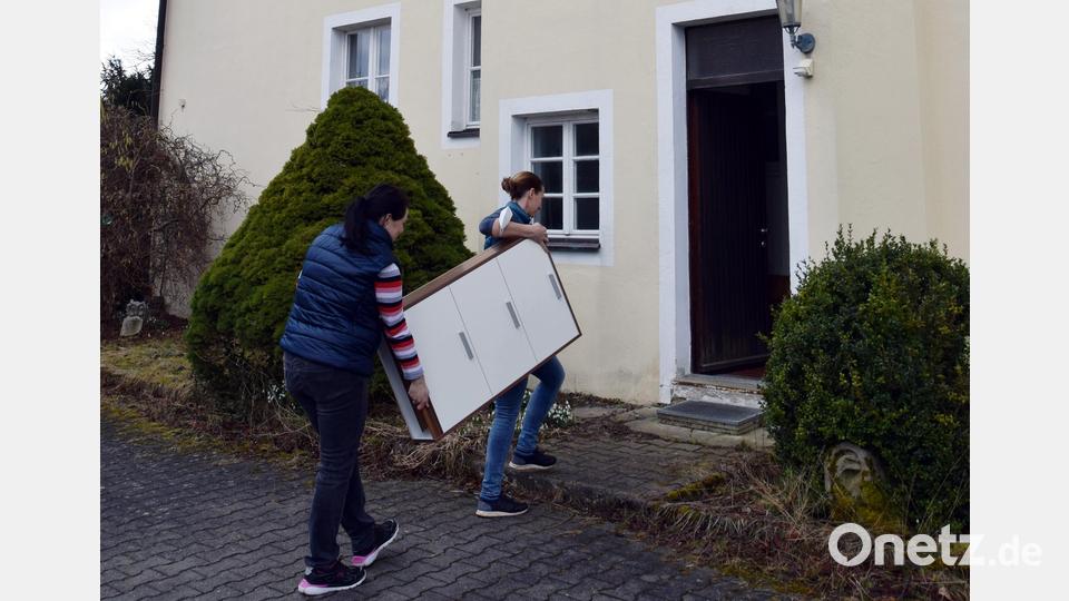 Katrin Fischer und Sissi Meidenbauer beim Einräumen des Pfarrhauses Bild: wku