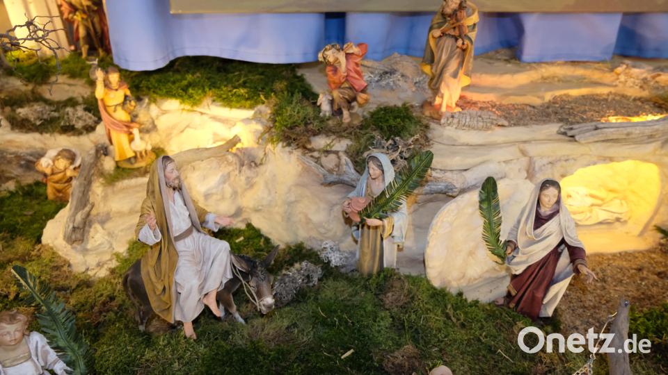 Gerade jetzt in der Passionszeit lohnt sich ein Besuch der Jahreskrippe in der katholischen Pfarrkirche St. Johannes der Täufer, die um drei neue biblische Szenen erweitert wurde. Eine dieser Szenen: Jesus hält Einzug in Jerusalem. Bild: le
