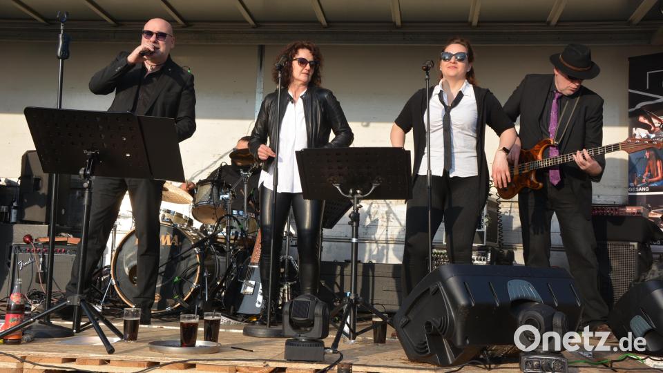 Die Blues-Band „Blue Haze“ aus Weiden heizte zum Auftakt am Samstagnachmittag musikalisch ein. Bild: jr