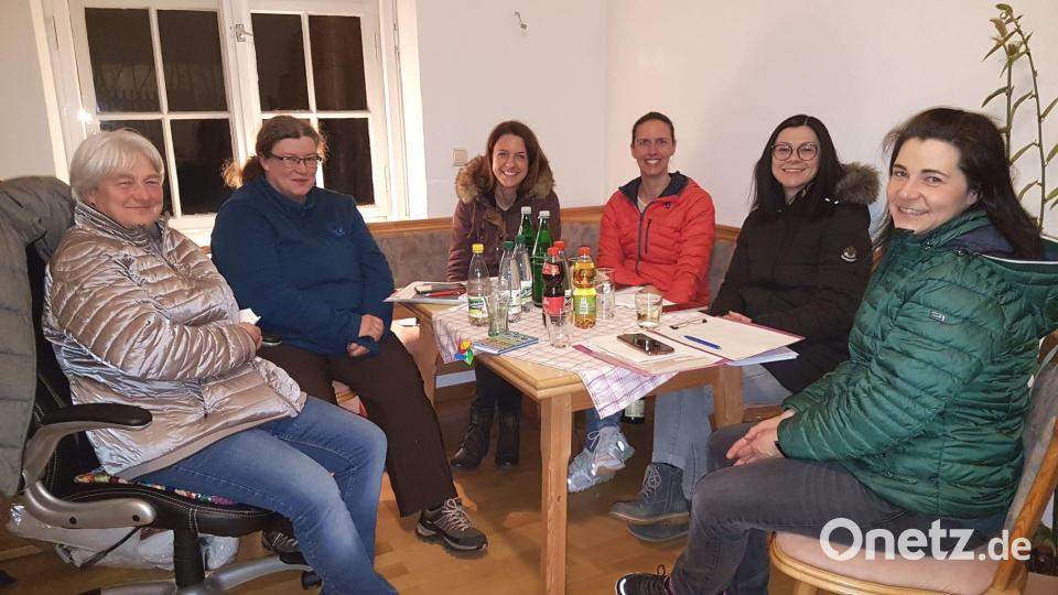 Unter der Leitung von Katrin Fischer (rechts) und Sissi Meidenbauer (Dritte von rechts) kümmert sich das Königsteiner Flüchtlingshilfe-Organisationsteam darum, das Pfarrhaus für ukrainische Familien einzurichten. Bild: wku