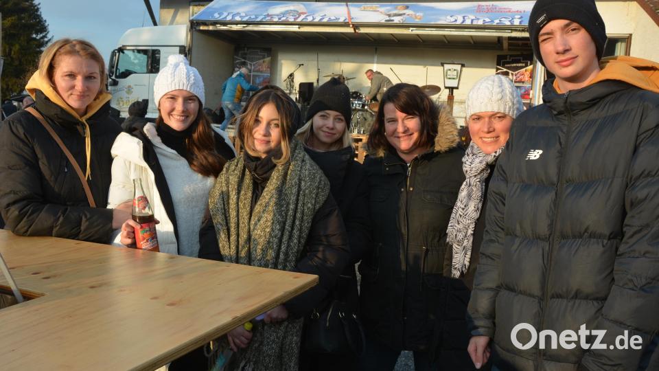 Jana Reyer (Zweite von links) gehört zu den Initiatoren der Ukraine-Hilfe im Landkreis Tirschenreuth. Begleitet wurde sie von einigen Familienmitgliedern, die teils erst kürzlich aus der Ukraine geflüchtet sind. Bild: jr