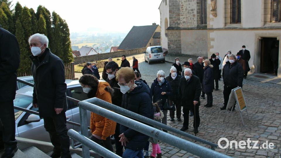 In Nabburg ist die Wahlbeteiligung im Vergleich zu vor vier Jahren gestiegen. Sie lag aber immer noch sehr niedrig. Nur nach den Gottesdiensten bildeten sich zeitweise Warteschlangen vor dem Wahllokal im Pfarrhof.. Bild: bph