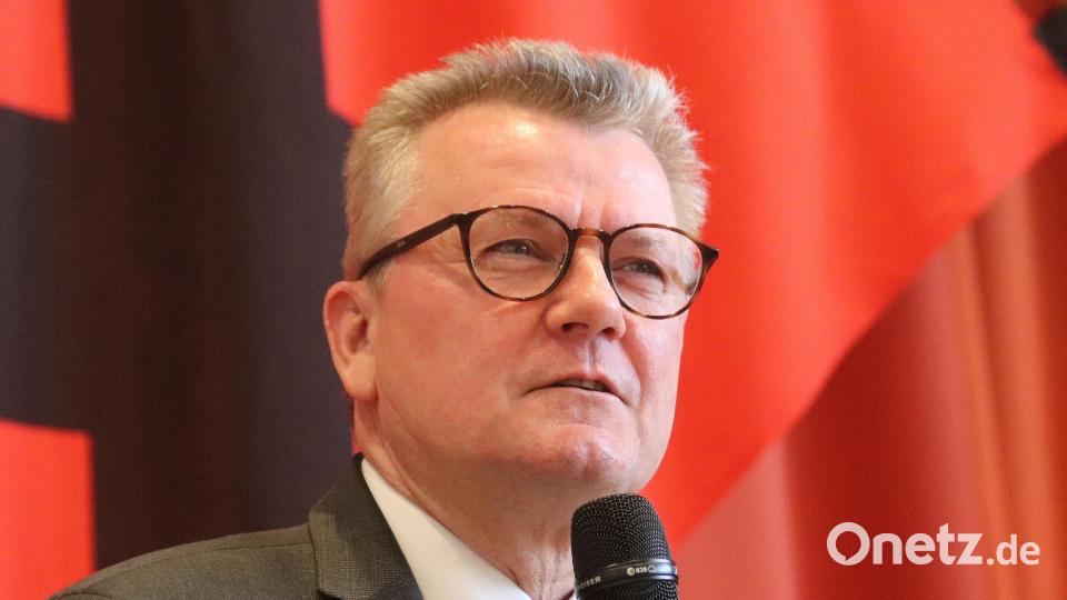 Bürgermeister Michael Göth: „Langjährige Mitglieder sind das Rückgrat jedes Vereins.&quot; Bild: mfh