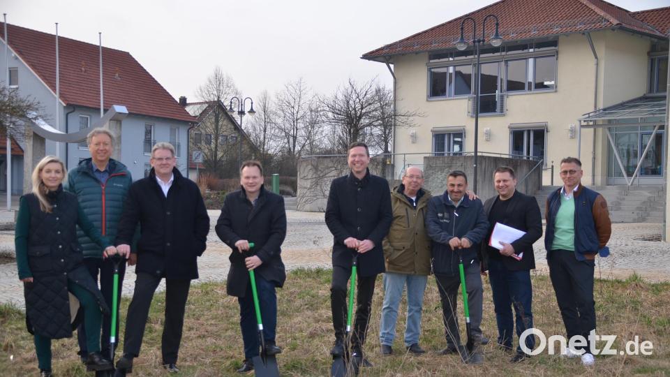 Tina Steinwasser, Dieter Bauer, Wolfgang Hübsch (alle Sparkasse Bayreuth), Bürgermeister Christian Porsch, Landrat Florian Wiedemann, Georg Hierstetter, Torkut Abatay, Marco Neubauer (jeweils Firma A&N) sowie Thomas Schneider, Bauamtsleiter der Gemeinde Speichersdorf, (von links) trafen sich zum gemeinsamen Spatenstich. Bild: ak