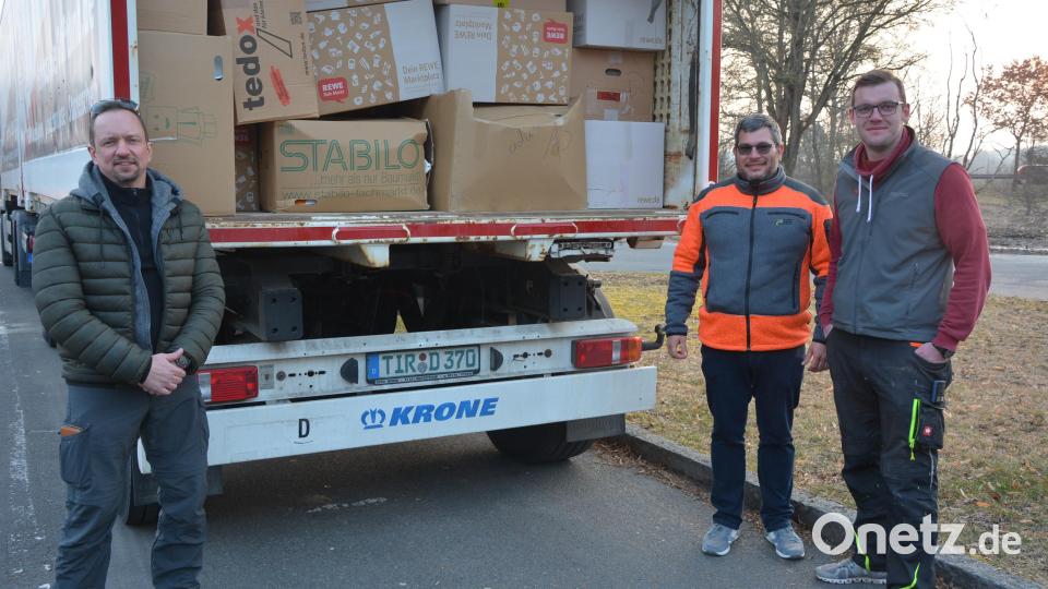 Der Tirschenreuther Alexander Keller (links) hat die Hilfsfahrt von insgesamt sechs Fahrschulen organisiert. Beteiligt haben sich auch Hans Fick und Matthias Kraft (von rechts) aus Mitterteich. Bild: jr