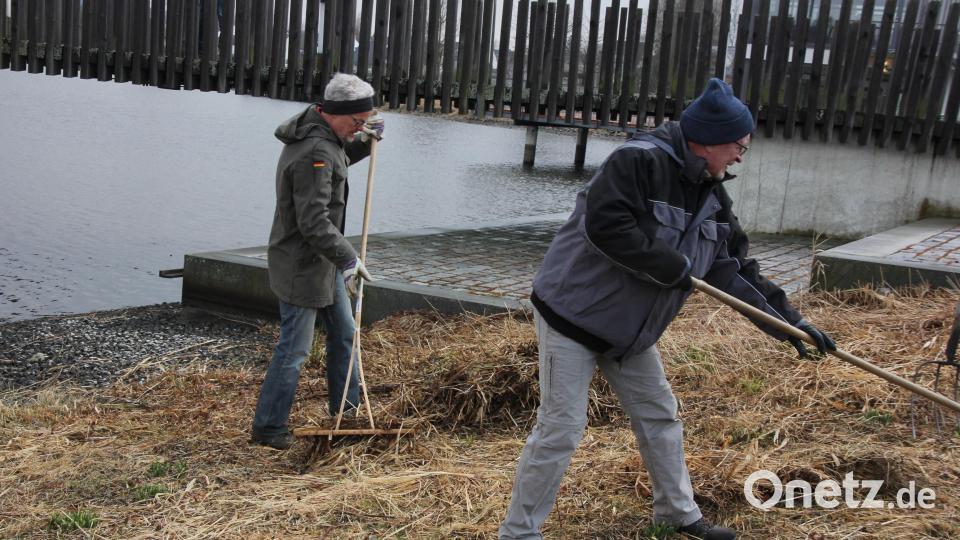 Frühjahrs-Reinigungsaktion des Fördervereins im Fischhofpark. Unrat und altes Gras werden zusammengetragen. Bild: kro