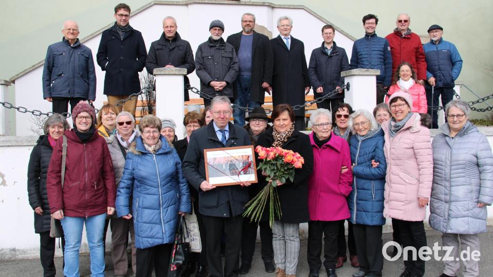 Mit einem Jubiläumsständchen, Rosen und einem Foto des Chors bedankten sich die Sängerinnen und Sänger des Kirchenchors St. Georg bei ihrem Leiter Harald Bäumler. Bild: prh