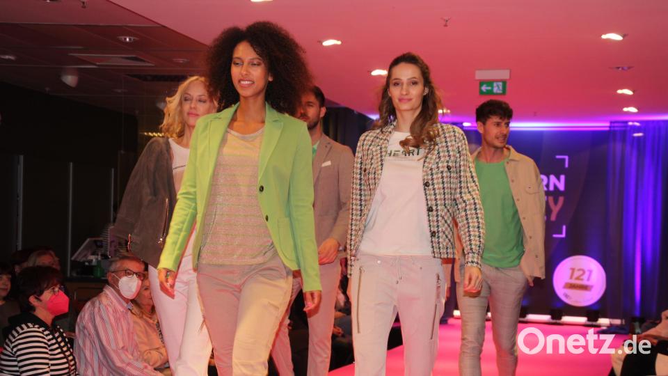 Aktuelle lässige Freizeitmode präsentierten Models im "Modeerlebnishaus Frey". Bild: kro