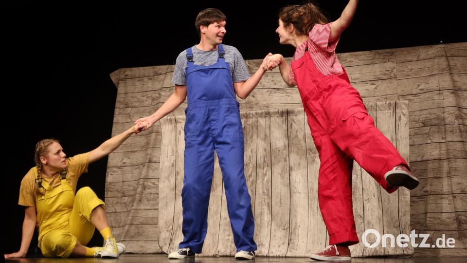 Es wird bunt im Stadttheater Amberg beim Kindertheaterfestival. Auf den Fotos zu sehen sind: Nada Degrell (Gelb), Marie Wuillème (Rot) und Nils Hüttenrauch (Blau) vom Theater Budenzauber. Bild: Steffi Bürger/exb