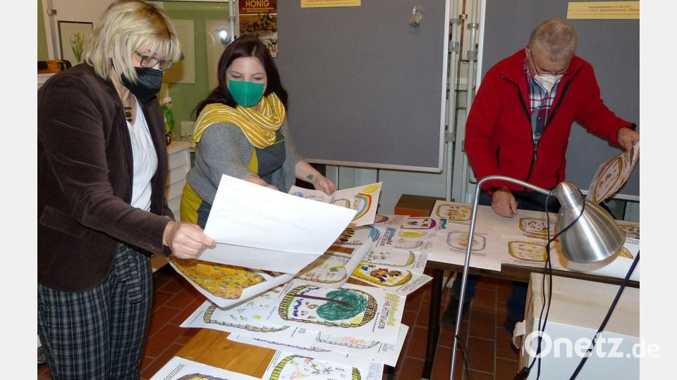 Die Jury des Malwettbewerbs waltet im Stadtmuseum ihres Amtes. Bild: Edith Zimmermann/exb