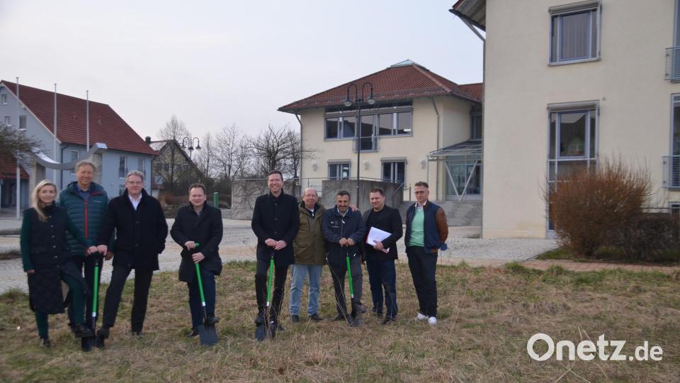 Tina Steinwasser, Dieter Bauer, Wolfgang Hübsch (alle Sparkasse Bayreuth), Bürgermeister Christian Porsch, Landrat Florian Wiedemann, Georg Hierstetter, Torkut Abatay, Marco Neubauer (jeweils Firma A&N) sowie Thomas Schneider, Bauamtsleiter der Gemeinde Speichersdorf, (von links) trafen sich zum gemeinsamen Spatenstich. Bild: ak