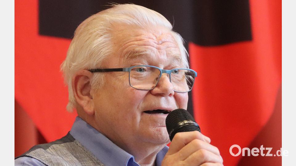Martin Paulus wandte sich mit einem Zeitungsausschnitt an Bürgermeister Michael Göth: „Senioren-Shuttle bald in Vilseck - Wäre das nicht auch in Sulzbach-Rosenberg möglich?“ Bild: mfh