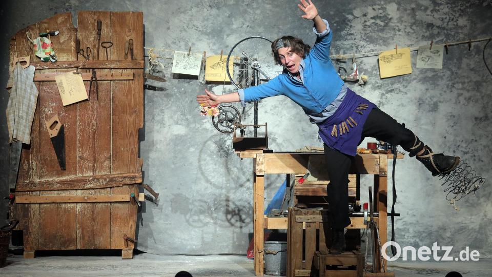 Gustav, der Flugradbauer, hieß das Stück, das am Montag im Stadttheater Amberg aufgeführt wurde. Bild: Wolfgang Steinbacher