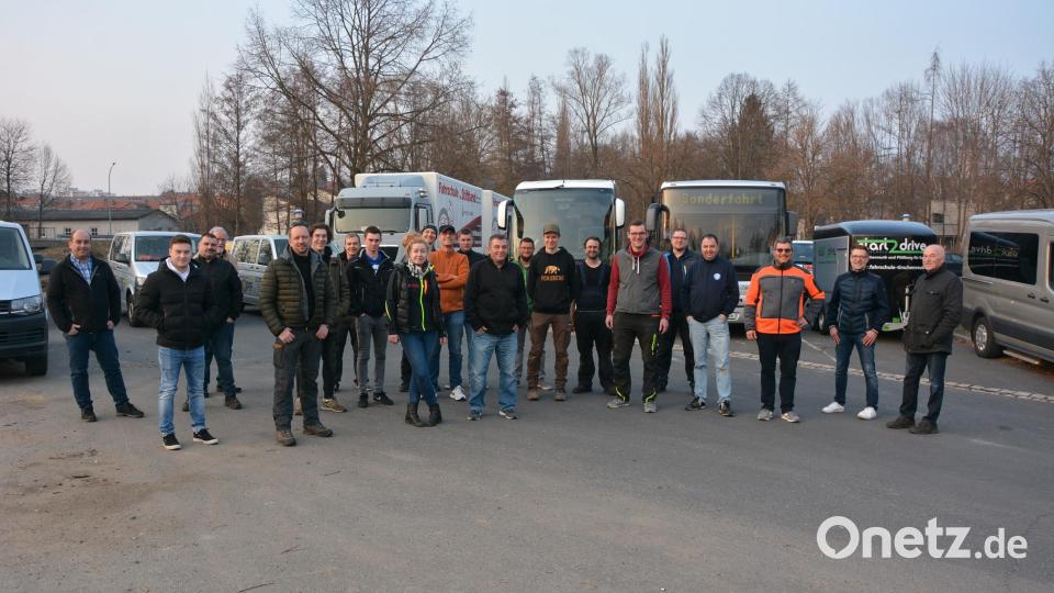Auf dem Tirschenreuther Großparkplatz präsentierten sich die Fahrer und Mitfahrer sechs verschiedener Fahrschulen, die Freitagnacht mit 16 Fahrzeugen an die polnisch-ukrainische Grenze aufbrachen. Dorthin lieferten sie Hilfsgüter für die Menschen in der Ukraine. Bild: jr