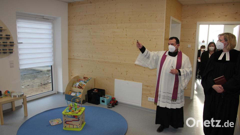 Wo bis vor drei Monaten die Umkleideräume der alten Turnhalle waren, ging am Montag eine dritte Kinderkrippengruppe an den Start. Am Sonntag segneten Pfarrer Konrad Amschl und Pfarrerin Stefanie Schön die neuen Räume – hier den 33 Quadratmeter großen Gruppenraum. Bild: kro