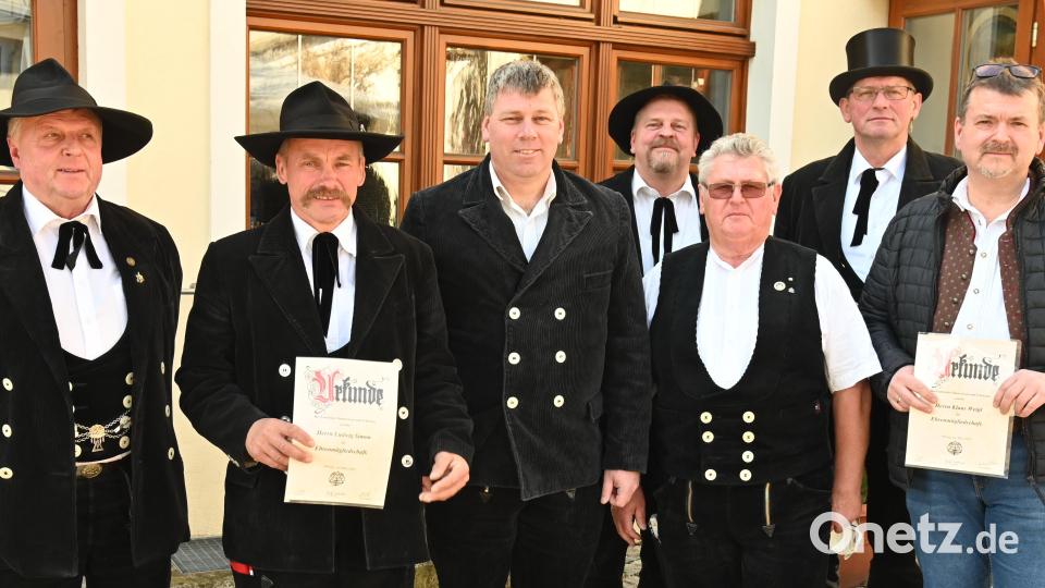 Im Zuge der Josefifeier gab es Ehrungen beim Zimmerer- und Schreiner-Gesellenverein (von links): Vereinsvorsitzender Josef Donhauser, Ludwig Simon, Martin Süß, Zweiter Vorsitzender Volker Brandt, Albert Schuller, Vorstandsmitglied Alfons Mertel und Klaus Weigl. Bild: gf