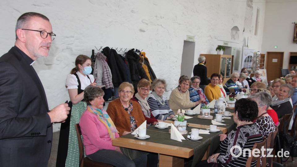 Mit launigen Worten hieß Stadtpfarrer Dr. Thomas Vogl den Kreis der Anbeterinnen und Anbeter im Gästehaus St. Joseph willkommen. Bild: kro