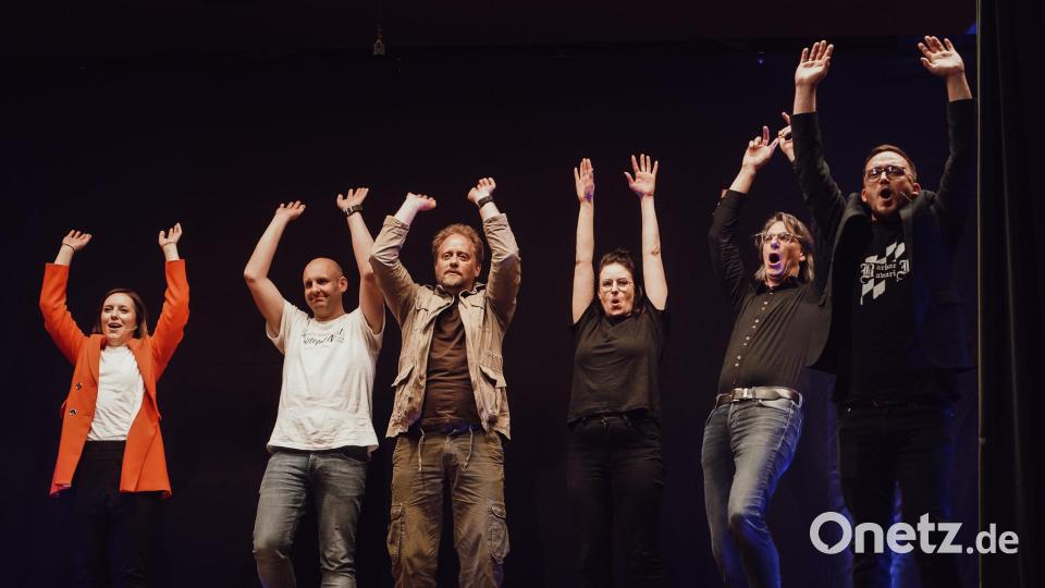 Hände hoch für das erste Flosser Comedy-Bankett, ausgerichtet vom Cylinder-Club. In der Mehrzweckhalle waren hochkarätige Künstler mit von der Partie. Bild: Katharina Glaser/exb