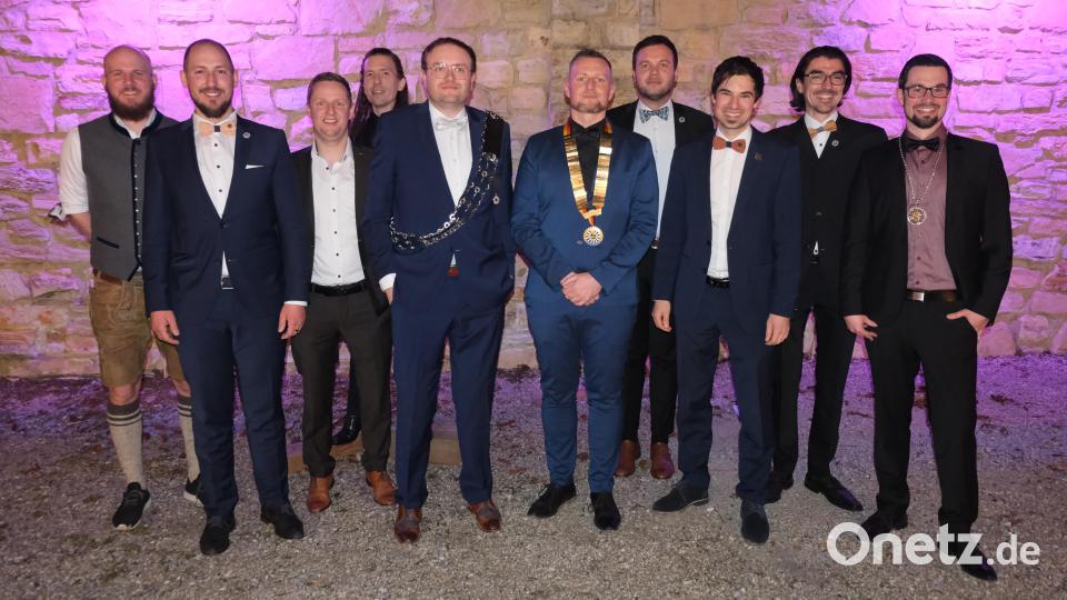 Die Führungsmannschaft für das Amtsjahr 2022/23 von Round Table 69 Amberg (von links): Bastian Prechtl, Ferdinand Strobl, Andreas Wismet, Julian Ellmaier, Thomas Andraschko, Präsident Michael Golinski, Florian Hufnagel, Past-Präsident Stephen Trepesch, Markus Schuller und Manoel Schmidt. Bild: usc
