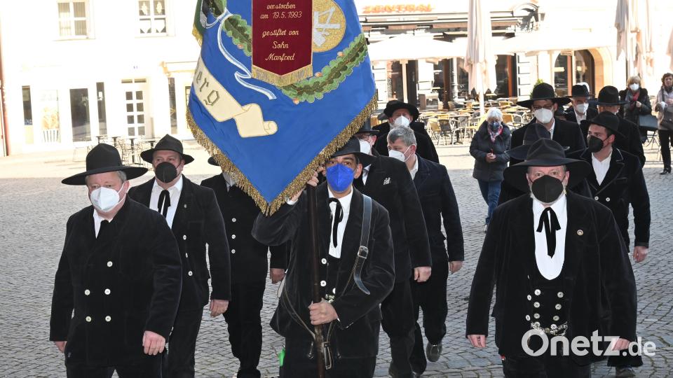 Etwas kleiner als üblich war die Zahl der Zimmerer- und Schreinergesellen, die sich zum Kirchenzug vor der Basilika St. Martin aufstellten und von Stadtpfarrer Thomas Helm begrüßt wurden. Bild: gf