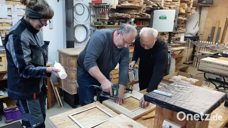 Zwei Tage lang bauen die LBV-Mitglieder an den Hummel-Luxusquartieren. Bild: Gerhard Reichl/exb