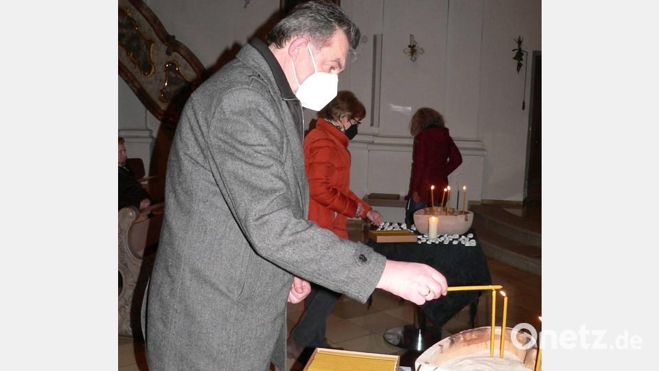 Trauernde entzündeten in Erinnerung an die Verstorbenen Kerzen am Altar. Bild: nid