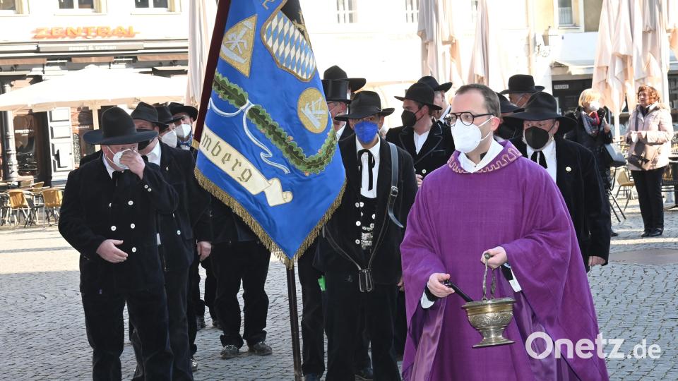 Etwas kleiner als üblich war die Zahl der Zimmerer- und Schreinergesellen, die sich zum Kirchenzug vor der Basilika St. Martin aufstellten und von Stadtpfarrer Thomas Helm begrüßt wurden. Bild: gf