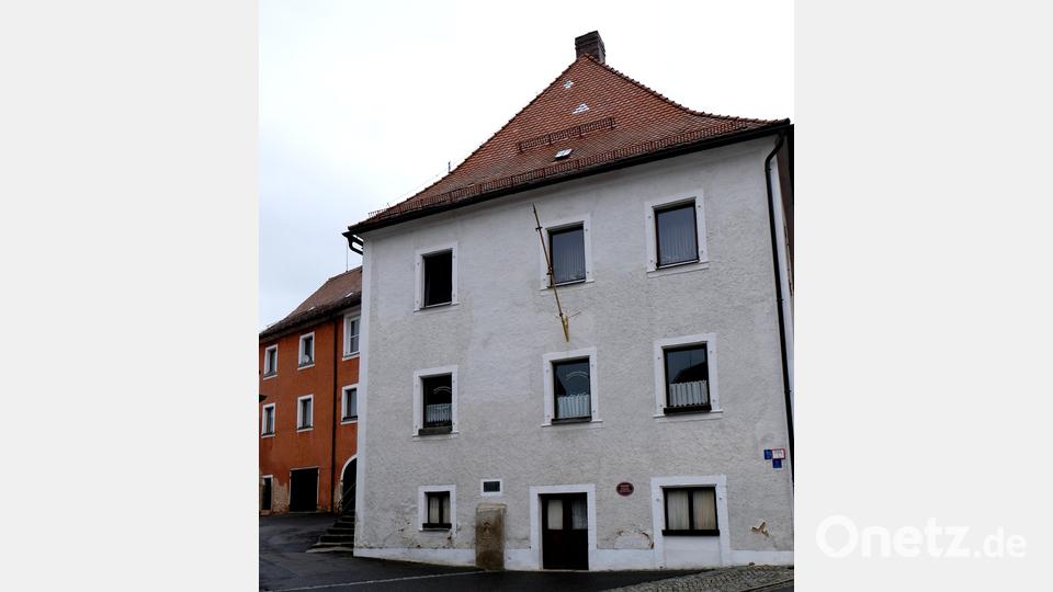 Das Podewilshaus, das einstige Schloss der Herren von Floß, später Pflegschloss und Forstamtsgebäude, Schulhaus und Rathaus, gehört ebenfalls zu den Objekten, die der Marktgemeinderat im Rahmen des ISEK als erstes renovieren will. Bild: le