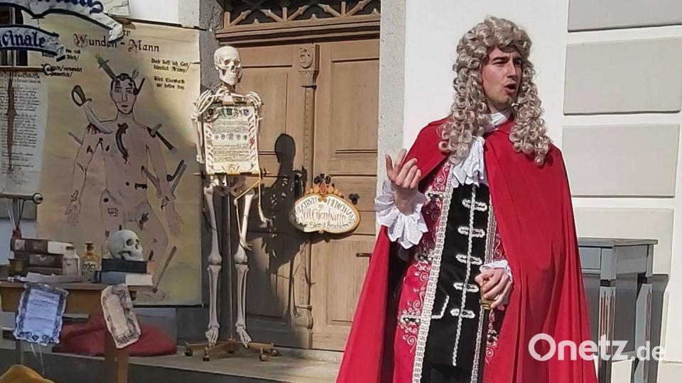 Der „Meister“ heißt die Festgäste willkommen. Bild: slu