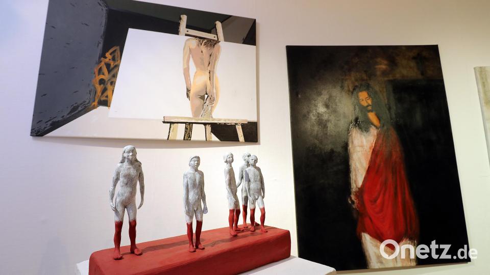 Die Vernissage des A.K.T.-Kunstvereins im Ringtheater ging einher mit einer Lesung von Monika Borth und Musik des Cellisten Christoph Pickelmann. Bild: Wolfgang Steinbacher