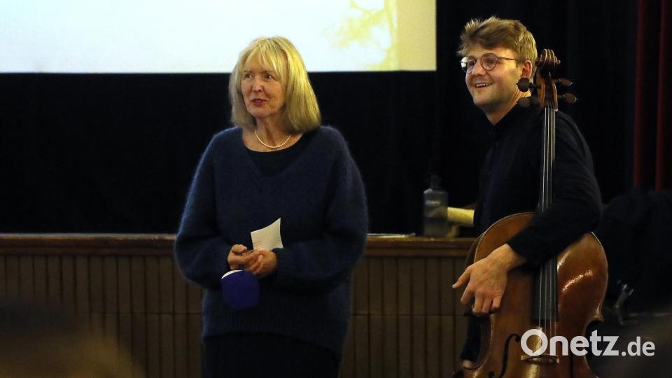 Die Vernissage des A.K.T.-Kunstvereins im Ringtheater ging einher mit einer Lesung von Monika Borth und Musik des Cellisten Christoph Pickelmann. Bild: Wolfgang Steinbacher