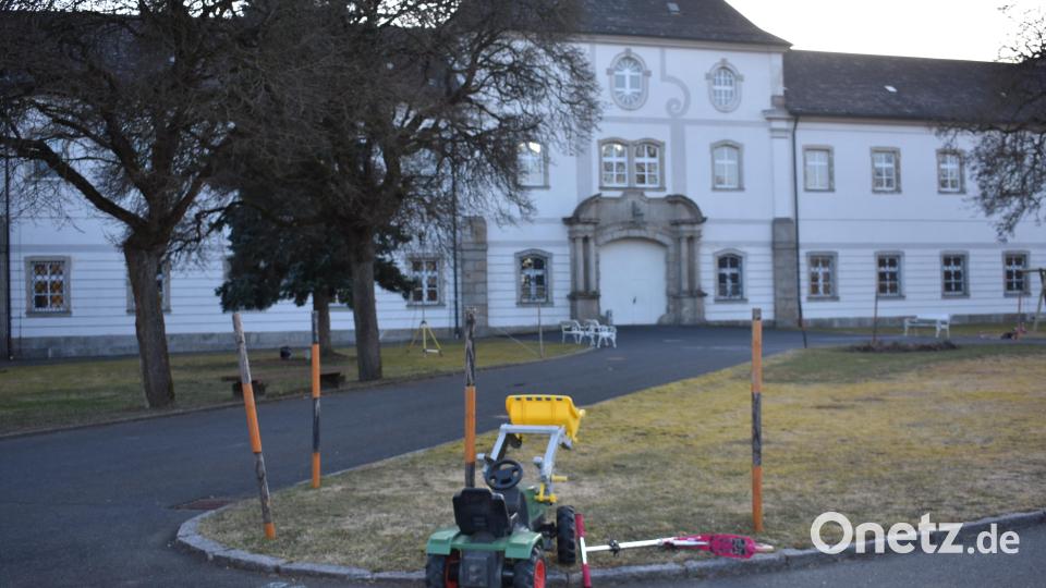 Vor der Notunterkunft in Fockenfeld stehen Spielgeräte. Dort sind viele Mütter mit Kindern aus der Ukraine untergebracht, die vor dem Krieg im eigenen Land geflüchtet sind. Bild: lue