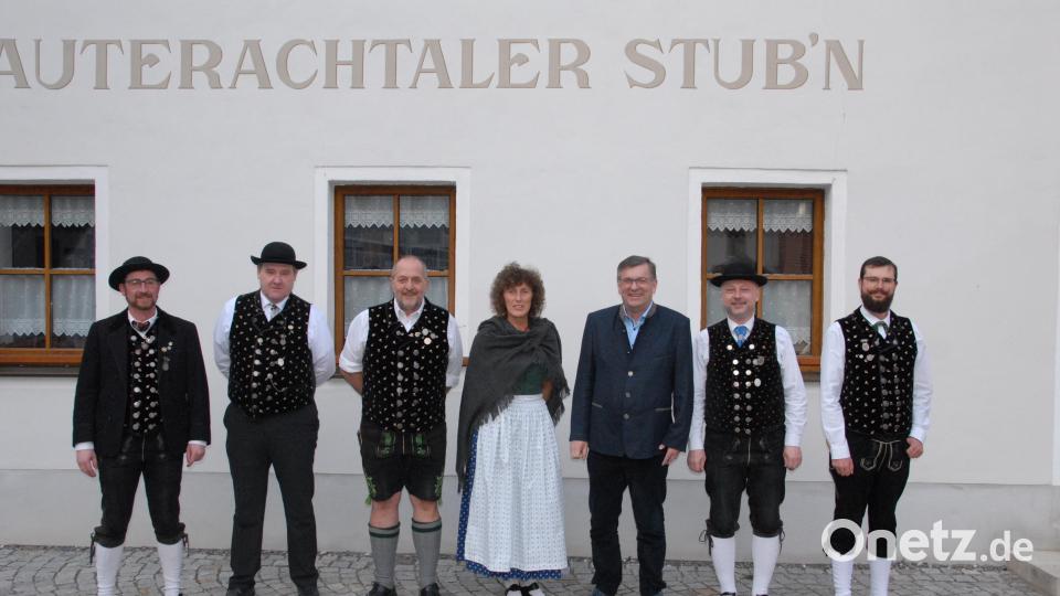 Die Drischldrescher aus Schmidmühlen wählen einen neuen Vorstand (von links): Markus Mehringer, Gerhard Reheis, Vorsitzender Günter Rudolf, Zweite Vorsitzende Alice Rudolf, Bürgermeister Peter Braun, Gerald Stauber und Axel Heisig. Bild: pop