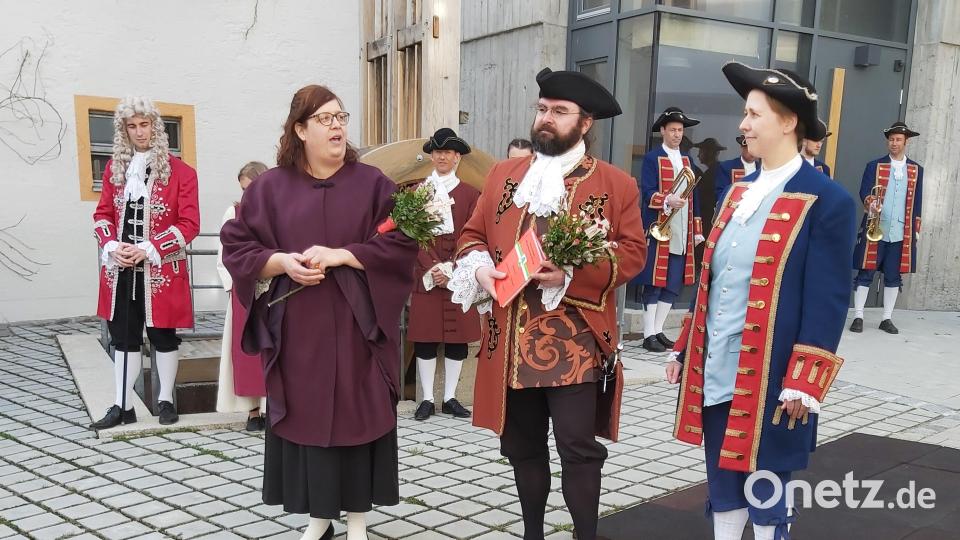 Bianca Reil, Florian Waldherr und Maria Ahlemeyer (von links) freuen sich über die gelungene Ausstellungseröffnung. Bild: slu