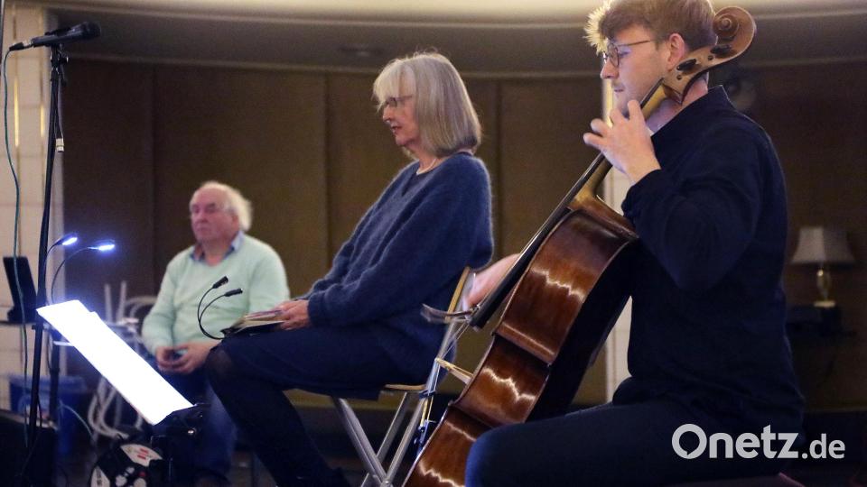 Die Vernissage des A.K.T.-Kunstvereins im Ringtheater ging einher mit einer Lesung von Monika Borth und Musik des Cellisten Christoph Pickelmann. Bild: Wolfgang Steinbacher
