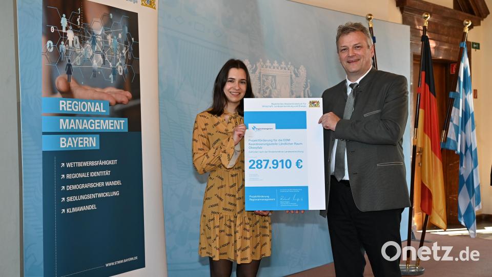 Staatssekretär Roland Weigert überreicht Themenmanagerin Verena Nirschl den Förderbescheid für die EDM Oberpfalz. Bild: StMWi/R.Poss