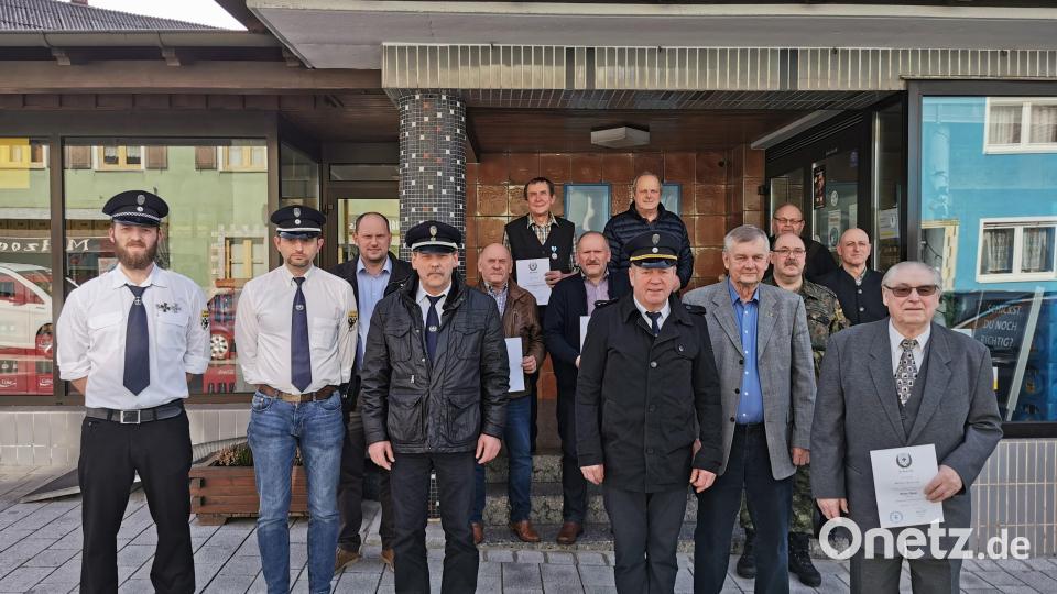 In die Reihen der langjährigen Mitglieder mischte sich mit 60 Treuejahren Rainer Bauriedl (vorne, rechts). Bild: gz