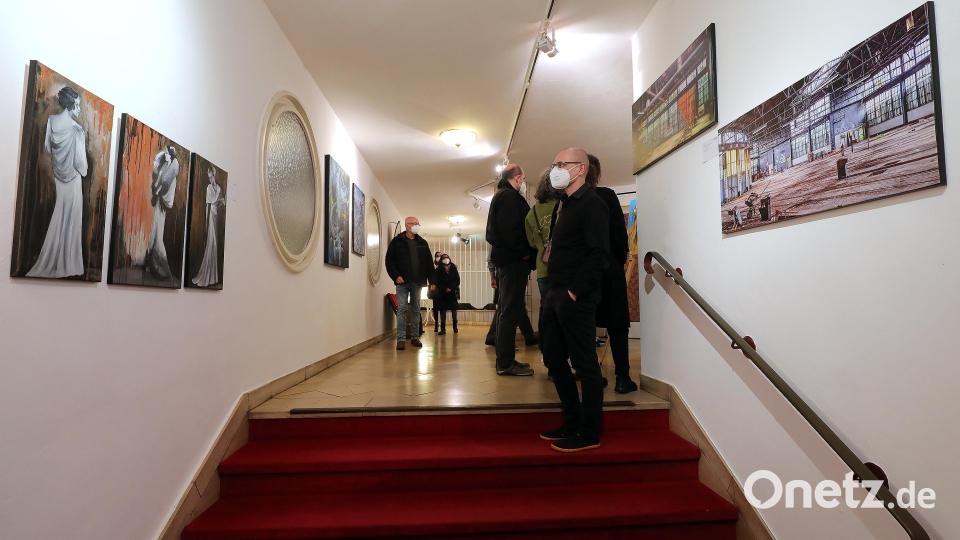 Die Vernissage des A.K.T.-Kunstvereins im Ringtheater ging einher mit einer Lesung von Monika Borth und Musik des Cellisten Christoph Pickelmann. Bild: Wolfgang Steinbacher