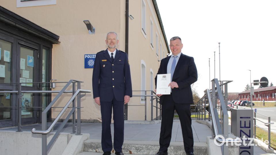 Polizeivizepräsident Thomas Schöniger hatte für Georg Ziegler (rechts) die Ernennungsurkunde zum Ersten Kriminalhauptkommissar mitgebracht. Bild: Polizeiinspektion Waldsassen/exb