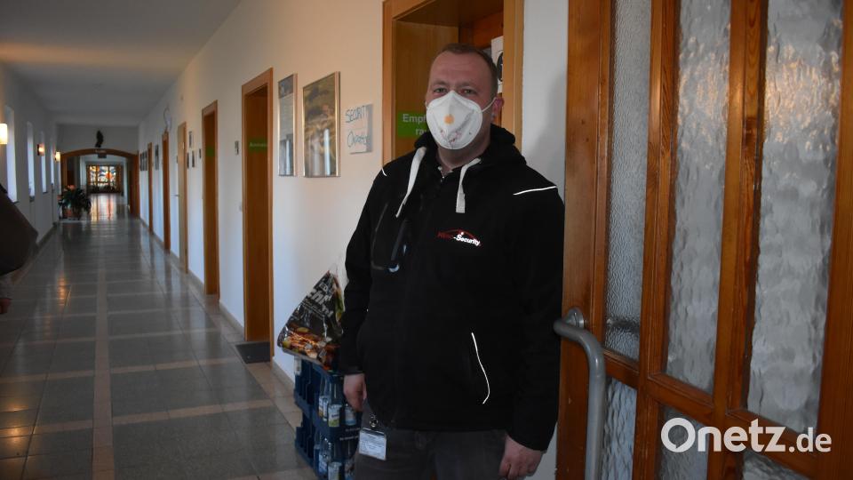 Um die Geflüchteten in der Notunterkunft in Fockenfeld kümmert sich auch Sicherheitspersonal. Unter den Security-Leuten ist immer jemand dabei, der Russisch oder Ukrainisch spricht. Bild: lue