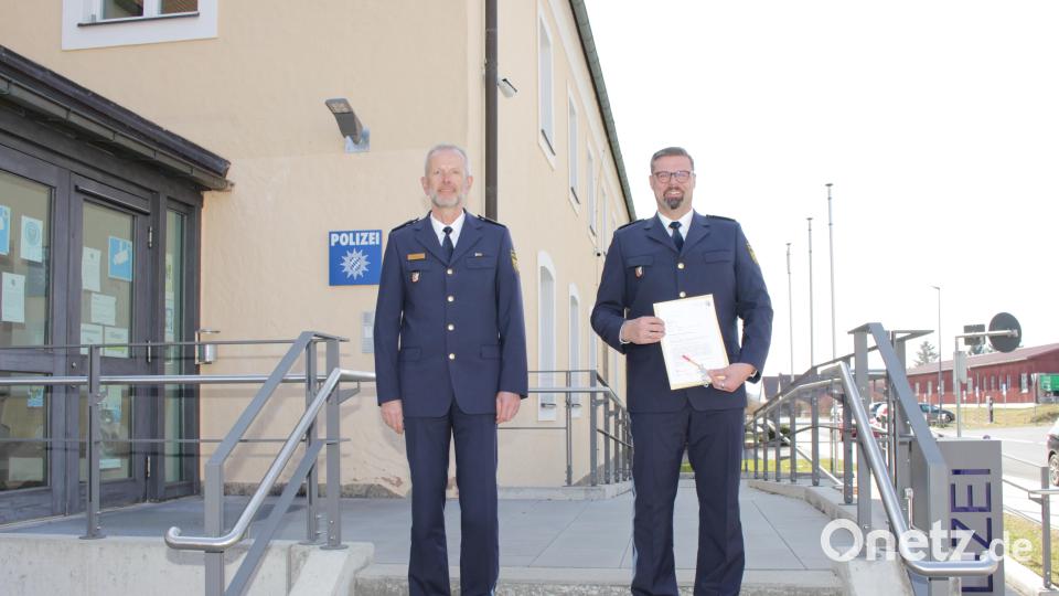 Polizeivizepräsident Thomas Schöniger und Polizeihauptkommissar Wolfgang Achtert (rechts, mit rotem Stift). Bild: Polizeiinspektion Waldsassen/exb