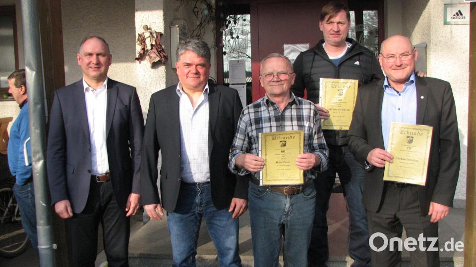 Bürgermeister . Richard Kammerer (links) und der neue Vorsitzende Stefan Neumann (Zweiter von links) dankten den Jubilaren Hans Fenzl (60 Jahre), Michael Stubenvoll (40 Jahre) und Michael Scheiber (25 Jahre) für ihre Treue. Sie wurden mit Ehrennadeln, Urkunden und kleinen Präsenten ausgezeichnet. Bild: knh