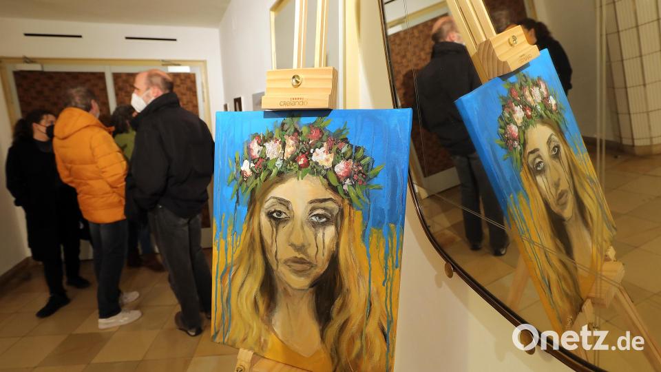 Die Vernissage des A.K.T.-Kunstvereins im Ringtheater ging einher mit einer Lesung von Monika Borth und Musik des Cellisten Christoph Pickelmann. Bild: Wolfgang Steinbacher