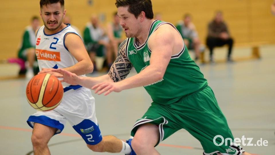 Der Schwarzenfelder Peter Gentzwein (rechts) mit Zug zum Korb. Der FC verlor gegen die Hamm Baskets II mit 62:69. Bild: ham