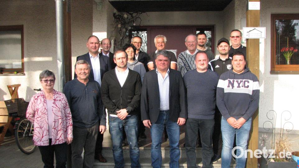 Mit einem neuen Vorstand geht der VfB Mantel die nächsten zwei Jahre an. Bürgermeister Richard Kammerer (mittlere Reihe, links) beglückwünschte den neuen Vorsitzenden Stefan Neumann (vorne, Mitte), seinen Vertreter Holger Meyer (vorne, Dritter von links) und die weiteren Vorstandsmitglieder zu ihrer Wahl. Bild: knh