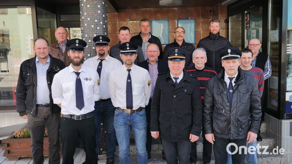 Der neuformierte Vorstand des KSV mit dem neuen zweiten Vorsitzenden Matthias Karl und dem wiedergewählten Schriftführer Fabian Bauriedl, Vorsitzendem Albert Grießl und Kassier Thomas Schmid (vorne, v. l.). Bild: gz